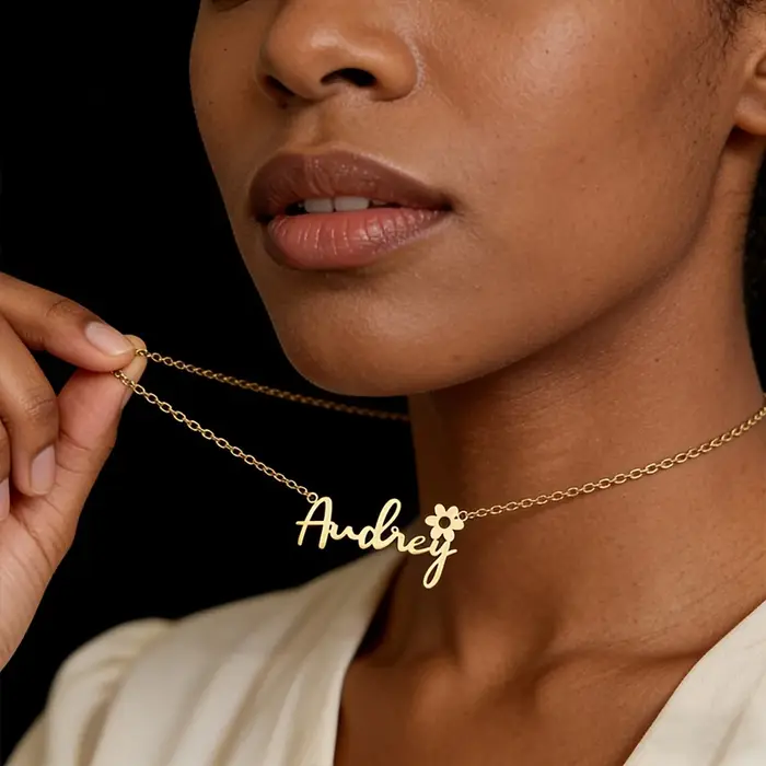 Collier avec nom personnalisé pour femmes, pendentif délicat avec nom Daisy, chaîne de bijoux person