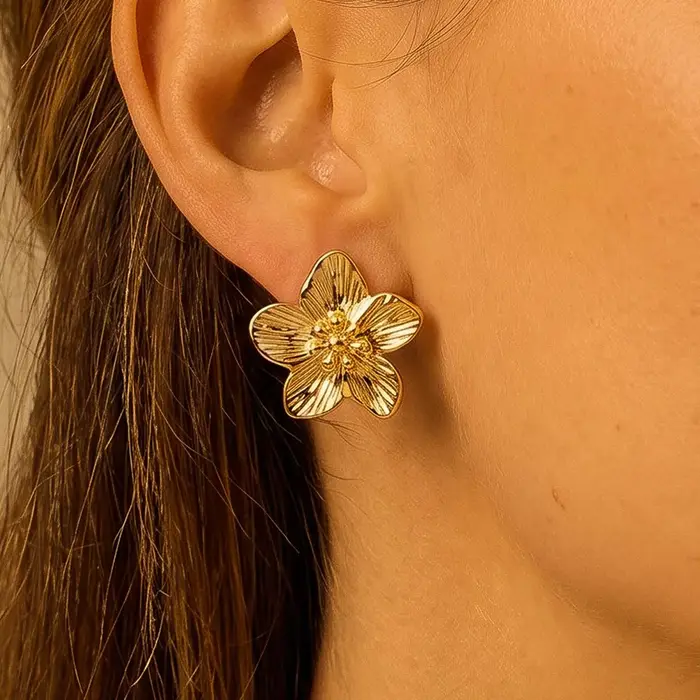Boucles d'oreilles Fleur à Cinq Pétales Dorées Rétro Style Cour Française Personnalité Exagérée Texture Plissée Acier Inoxydable Paire Assortie