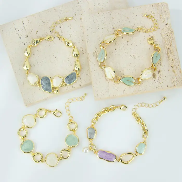 Bracelet en résine irrégulière dorée à la mode pour femmes bijoux de soirée élégants et accessoires de luxe pour occasions spéciales