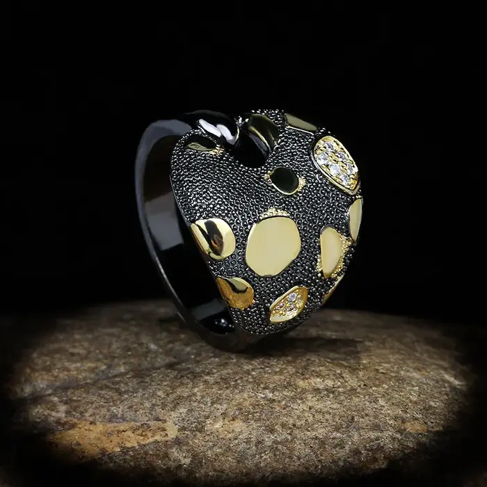 Bague creuse en or noir dominateur pour femmes