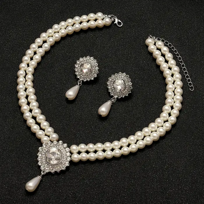 Ensemble collier et boucles d'oreilles en perles élégant