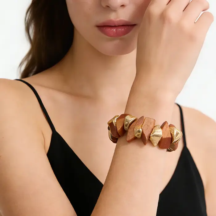 Bracelet en bois doré et accents géométriques pour femmes, style bohème, idéal pour brunchs et tenues élégantes