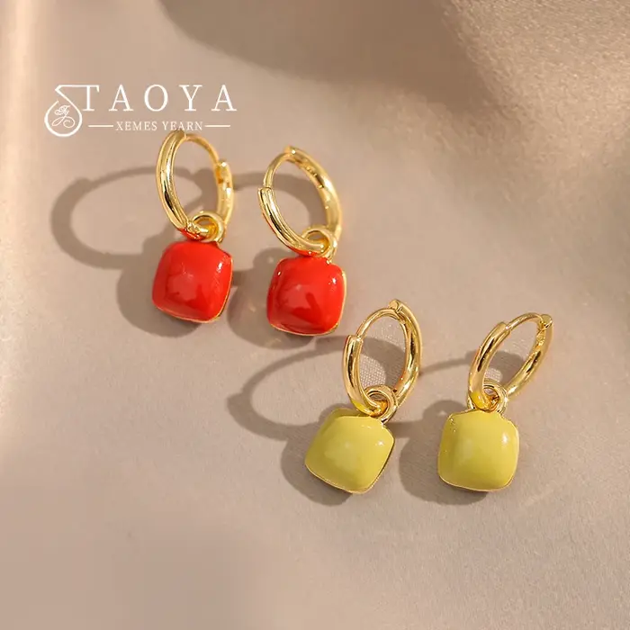 Boucles d'oreilles pendantes carrées en émail