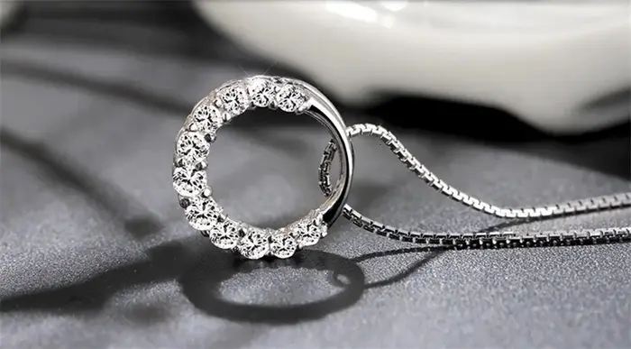 Collier en argent sterling 925 avec pendentif zircone cubique brillant pour femmes occasions spéciales elegance festive anniversaire mariage