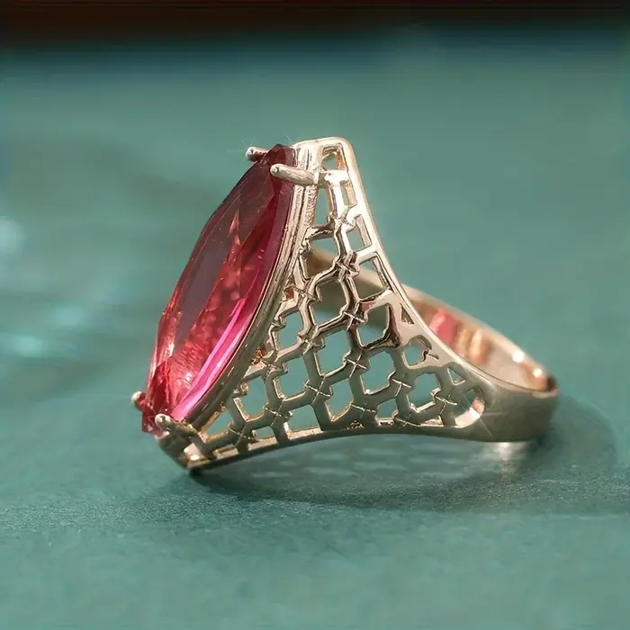 Bague élégante en forme de losange avec zircone synthétique rouge et or rose pour femme