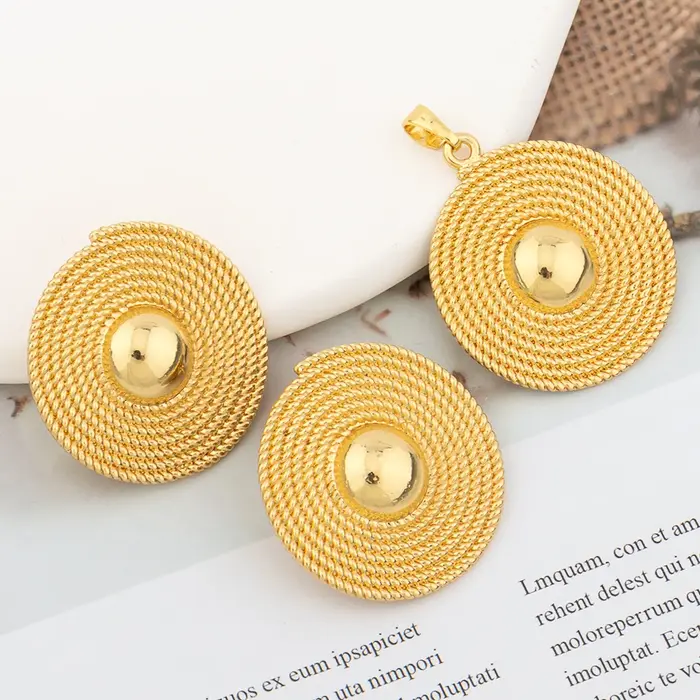 Ensemble de bijoux africains perles rondes et motifs géométriques plaqués or collier et boucles d'oreilles pour femmes occasions spéciales