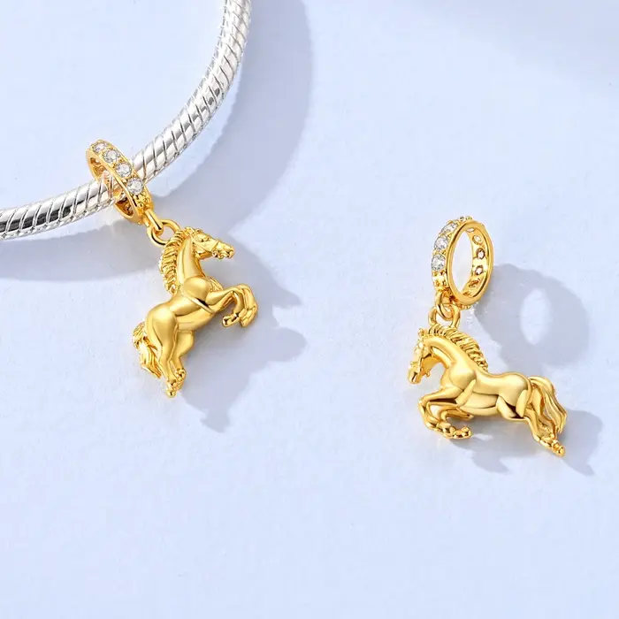 Pendentif porte-bonheur en argent sterling 925 en forme de cheval doré