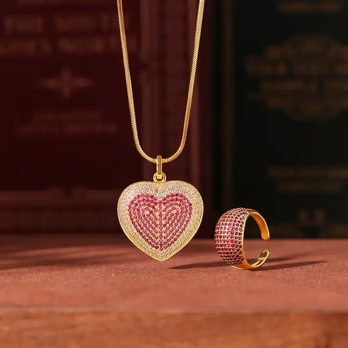 Ensemble Collier et Bague Tendance en Acier Inoxydable Plaqué Or avec Pendentif Cœur en Zircon Rose Rouge pour Femme, Bijoux de Mode Charmants, Vente en Gros