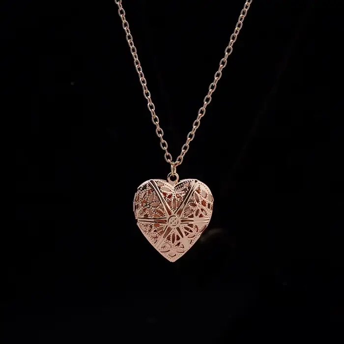 Collier coeur creux simple pour femme