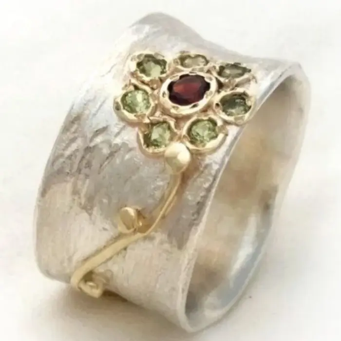 Bague pour femme avec incrustations de CZ rouge et vert
