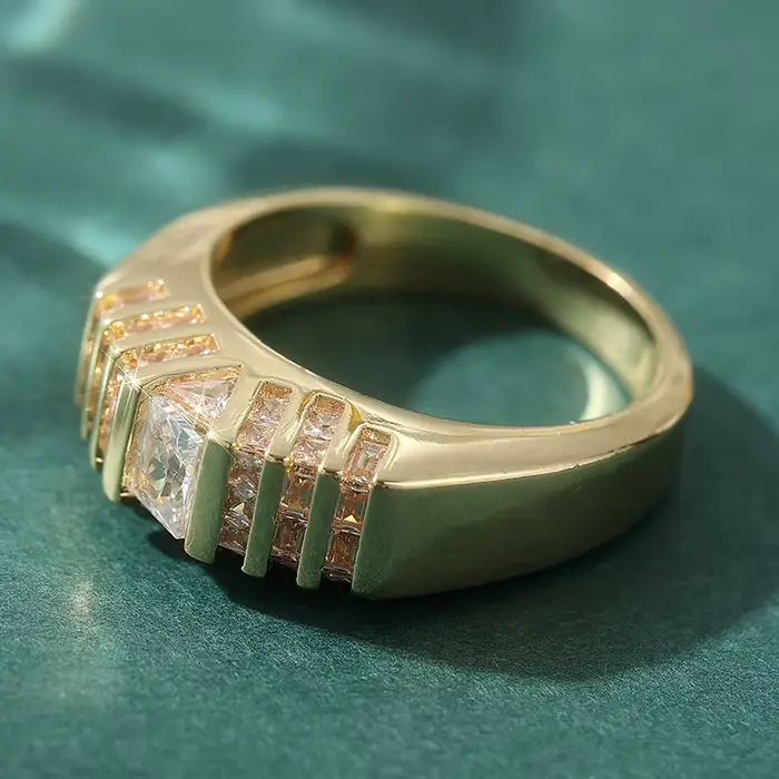 Bague de fiançailles élégante en zircone synthétique scintillante plaquée or pour femmes