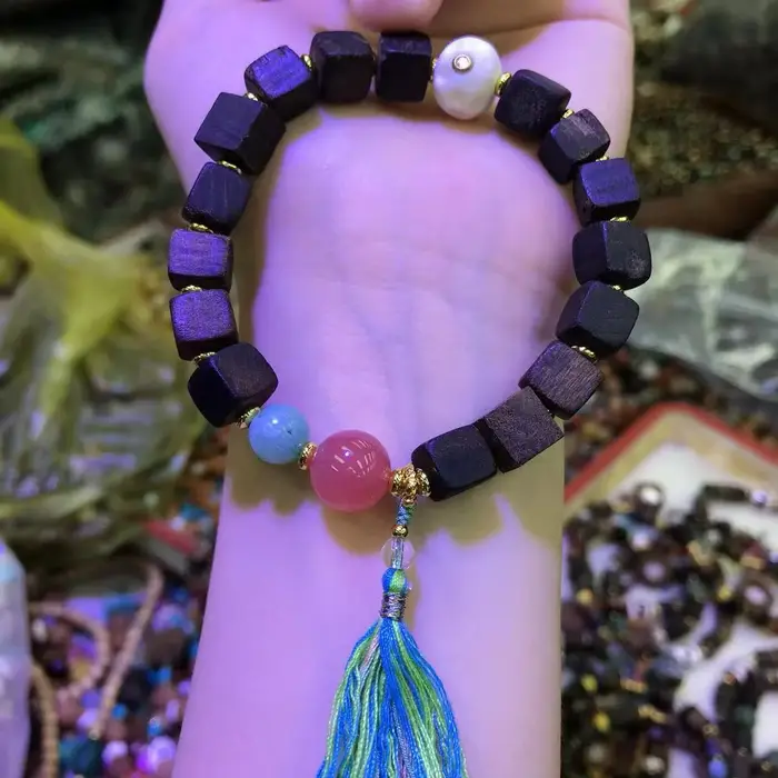 Bracelet carré en bois d'agar Dalakan au design original avec agate rouge du Sud et sculptures