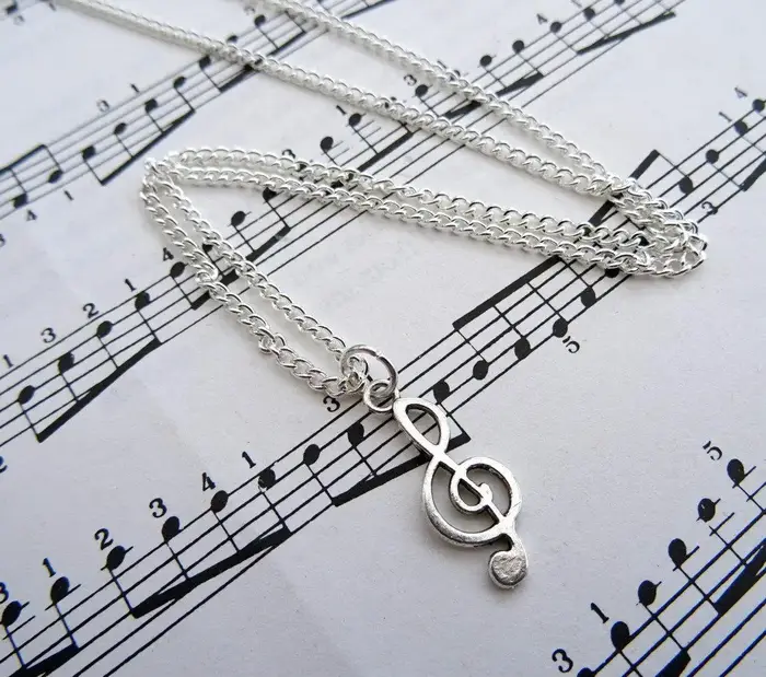 Collier Triple Aléf breloque note de musique bijou néo-gothique à offrir pour femme homme occasions spéciales anniversaires concerts