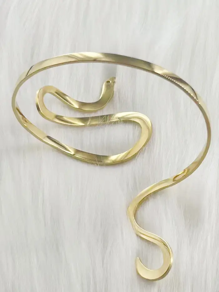 Bracelet serpent chic en acier inoxydable plaqué titane pour femmes, élégant et polyvalent pour sorties et événements formels