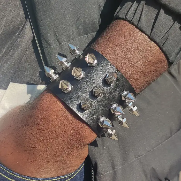 Bracelets en cuir Vintage Punk rangée Cuspidal pointes Rivet goujon large manchette