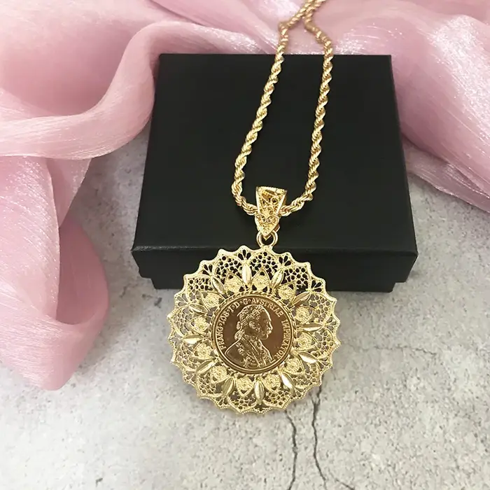 Ensemble collier et boucles d'oreilles à fleurs creuses