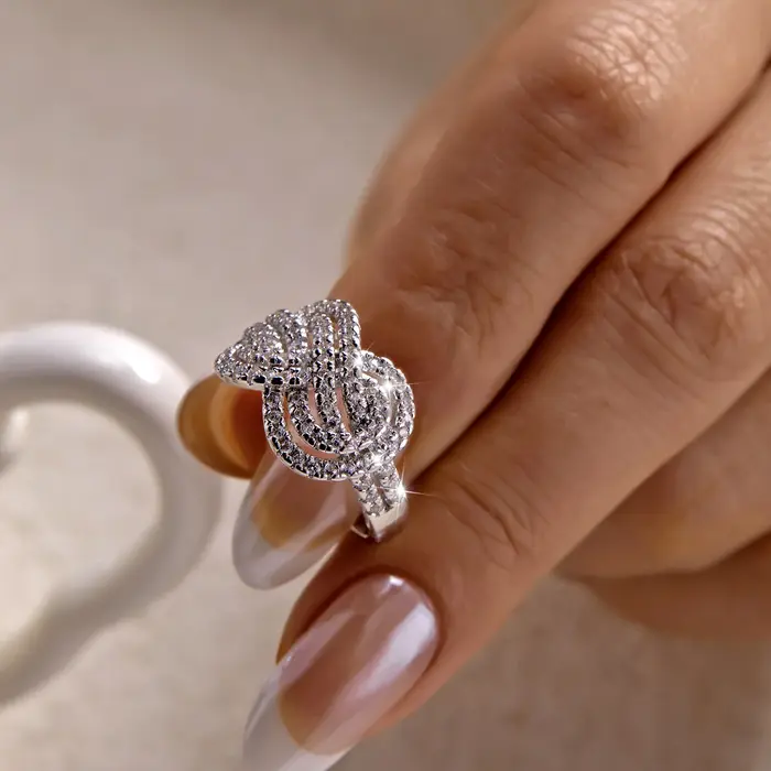 Bague en cuivre avec zircon cubique à nœud croisé pour femme