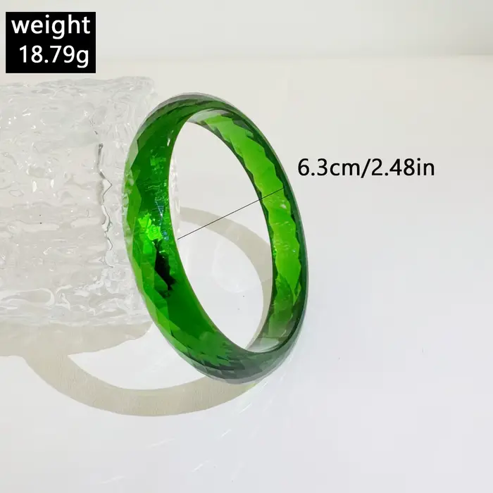 Bracelet en résine colorée transparente avec découpes géométriques pour femmes, styles modernes et élégants pour les occasions estivales