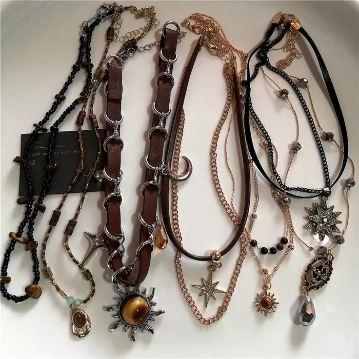 Collier Vintage en cuir avec pendentif soleil en pierre marron
