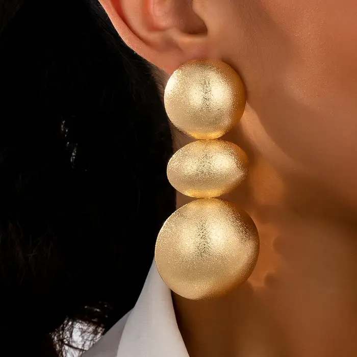 Une paire de boucles d'oreilles pour femmes