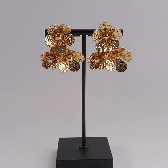 Boucles d'oreilles à fleurs dorées texturées opulentes, accessoire rétro audacieux pour robes formel