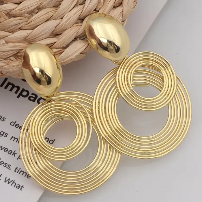 Grandes boucles d'oreilles rondes tendance pour femmes