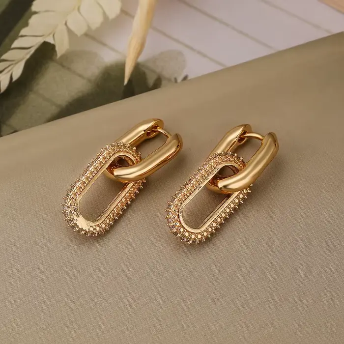 Boucles d'oreilles pendantes couleur or avec décor en Zircon brillant