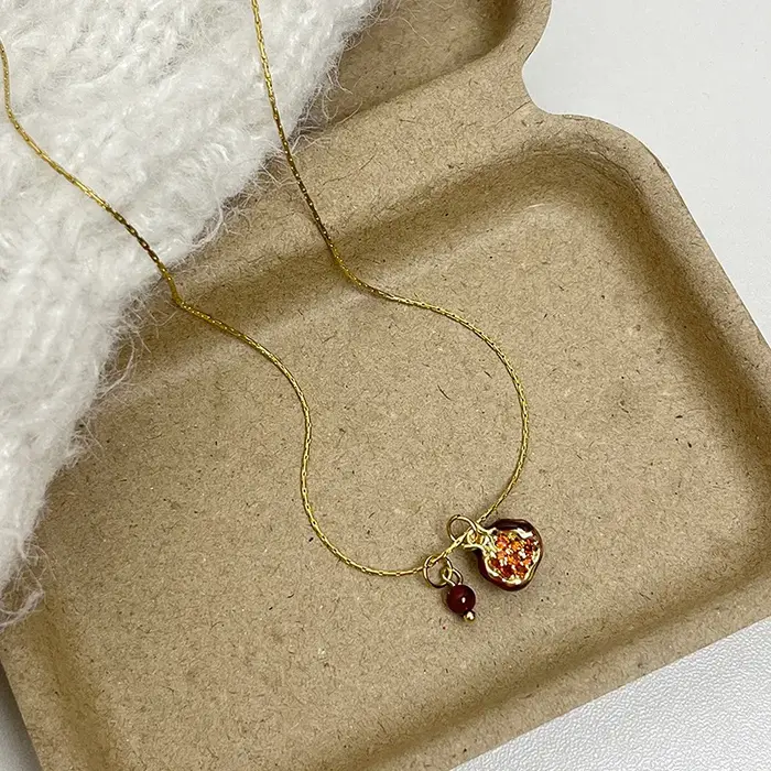 Collier pendentif grenade rouge pour femmes