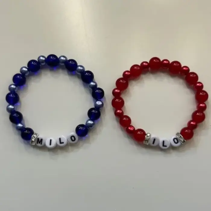 Bracelet en perles rouges et bleues fait à la main