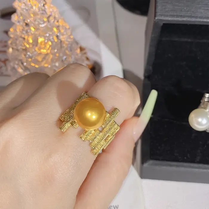 Bague de déclaration en perle métallique pour femmes, design unique, style moderne, bijou de luxe pour occasions de fête