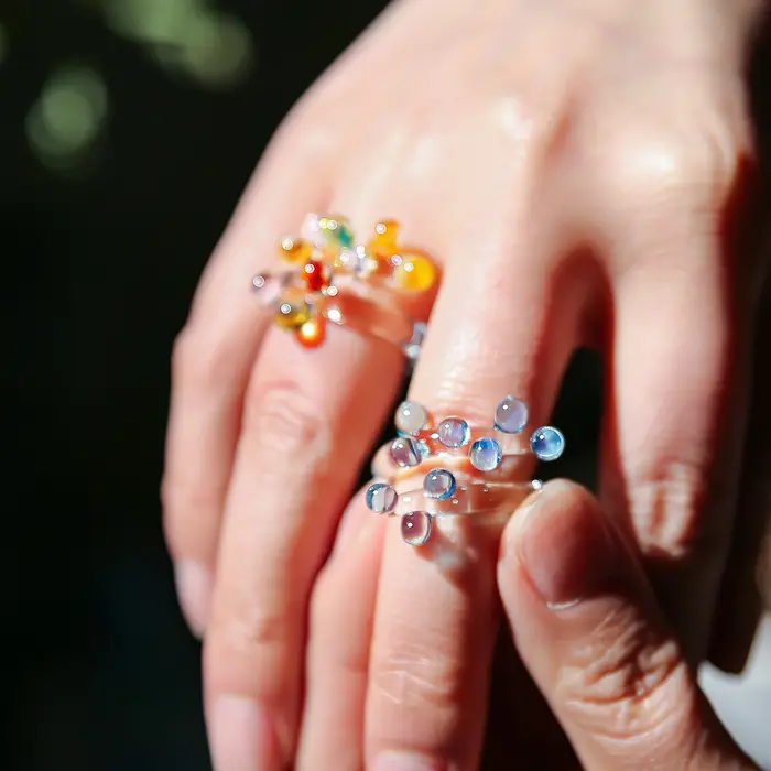 Bague en forme de goutte de rosée en verre arc-en-ciel