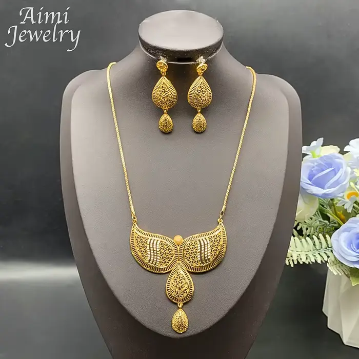 Ensemble de bijoux légers couleur or pour femmes, pendentif, boucles d'oreilles, collier ras du cou,