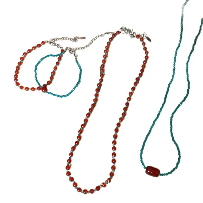 Collier de perles colorées contrastées rouge et bleu pour femmes et filles
