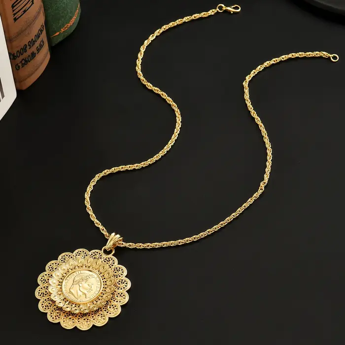 Un collier de dame arabe avec un pendentif rond plaqué or dans des bijoux de robe de mariée traditionnelle de style hip-hop avec chaîne torsadée