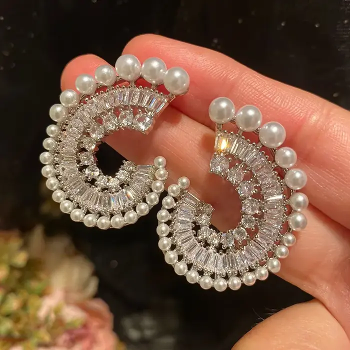 Boucles d'oreilles ondulées en perles exagérées ultra brillantes pour femmes occasions spéciales parties elegance raffinement