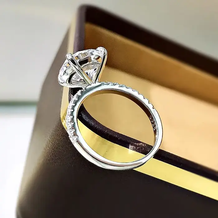 Bague en Moissonite ovale en argent sterling 925 pour femmes occasions spéciales comme le mariage, l'anniversaire ou la fiançailles