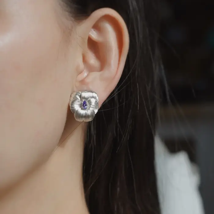 Boucles d'oreilles pour femmes avec pierres florales incrustées design français unique sensation de luxe élégants et modernes pour toutes les occasions