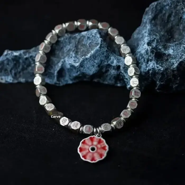 Bracelet cinabre porte-bonheur doré pour femme