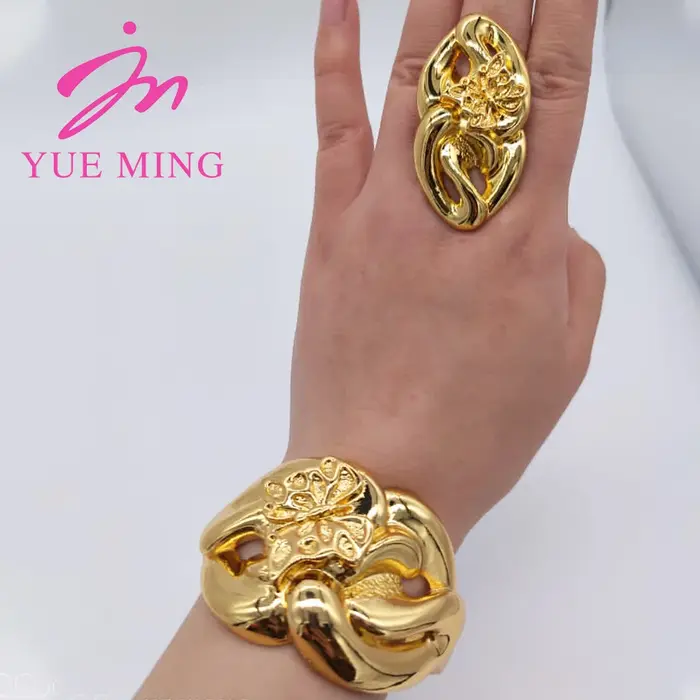 Bracelet manchette fleur en or 18 carats pour femme