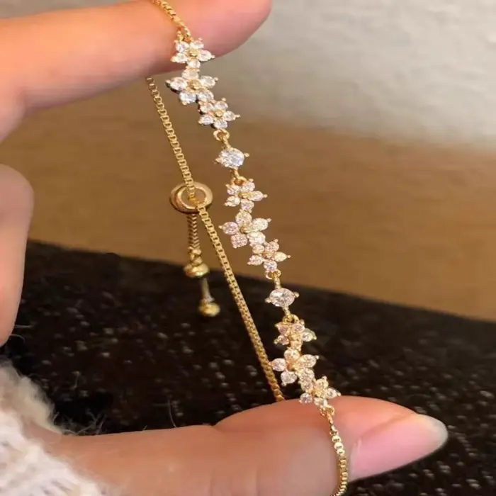 Bracelet fleur en zircone cubique scintillante pour femmes en alliage de zinc avec réglage de la lunette pour usage quotidien et soirées élégantes