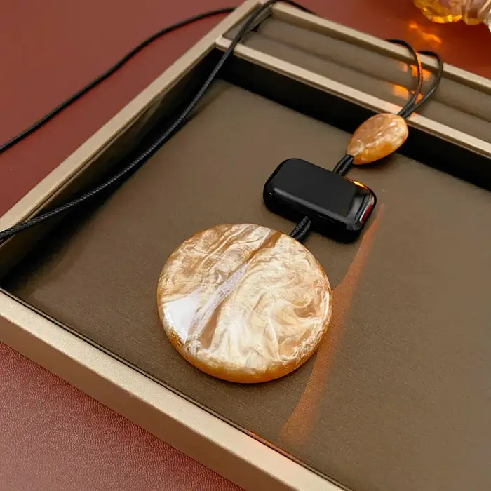 Collier pendentif en résine plate couleur café