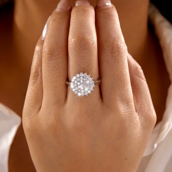 Bague Ronde Éclatante Fleurie pour Femme en Laiton et Zircon, Motif Floral en Grappe, Bande Fine Dél