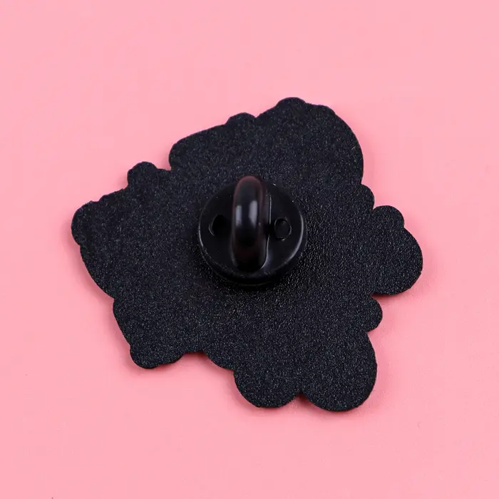 Broche de poupée en émail