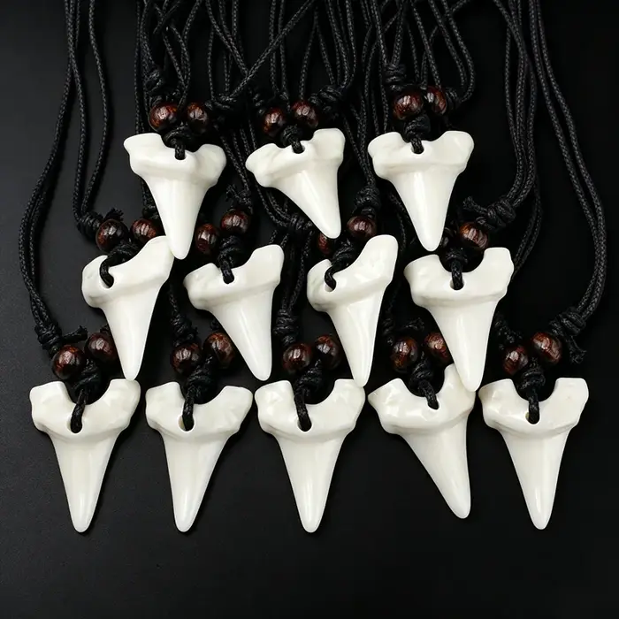Colliers dents de requin en résine avec perles en bois pour homme et femme pour les fêtes et occasions spéciales