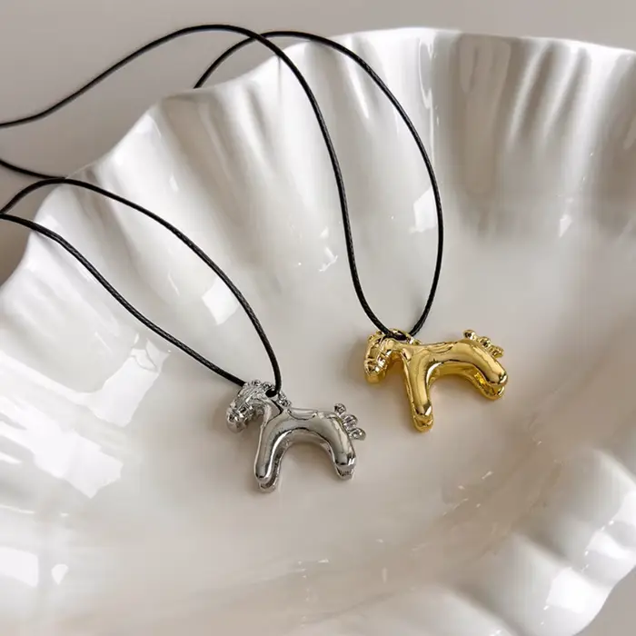 Collier long avec pendentif cheval coloré pour femmes chaîne de pull simple et réglable bijou mode occasion spéciale soirée cadeau Y2K