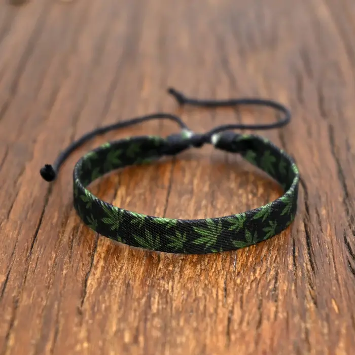 Bracelet en corde tressée à motif de feuille d'érable