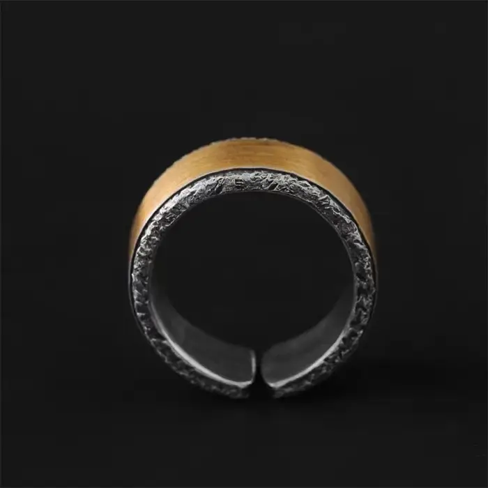 Bague dorée vintage réglable pour hommes style moderne bijou élégant pour occasions spéciales tenue chic soirée événement partie