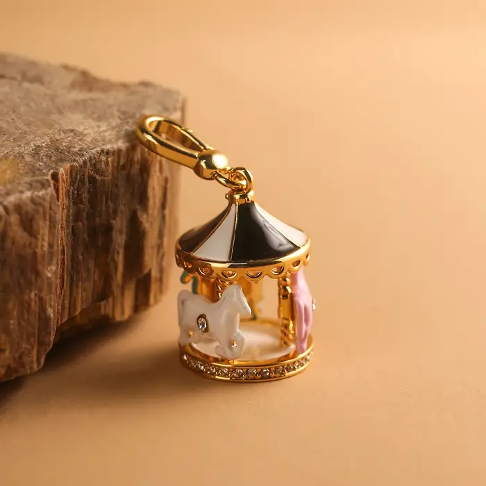 Collier avec pendentif carrousel coloré pour femmes