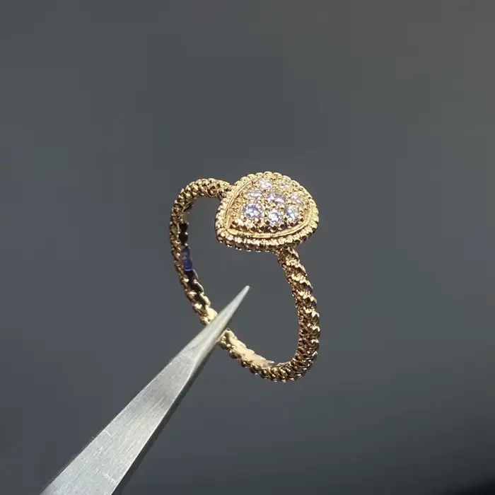 Bague goutte d'eau entièrement sertie de diamants en or 18 carats électroplaqué avec anneau ouvert. 