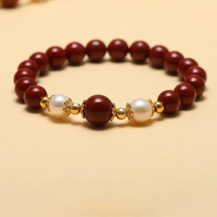 Le nouveau bracelet cinabre est simple et polyvalent, à la mode et nouveau.